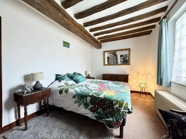 Chambre de plain-pied, poutres apparentes, fenêtre sur le jardin