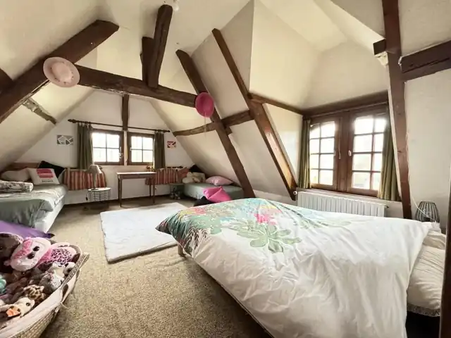 Chambre sous charpente avec deux fenêtres