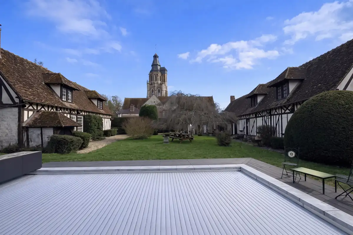 Le domaine et la terrasse de la piscine depuis le jardin