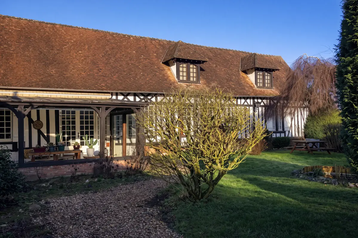 La façade à colombages depuis le jardin