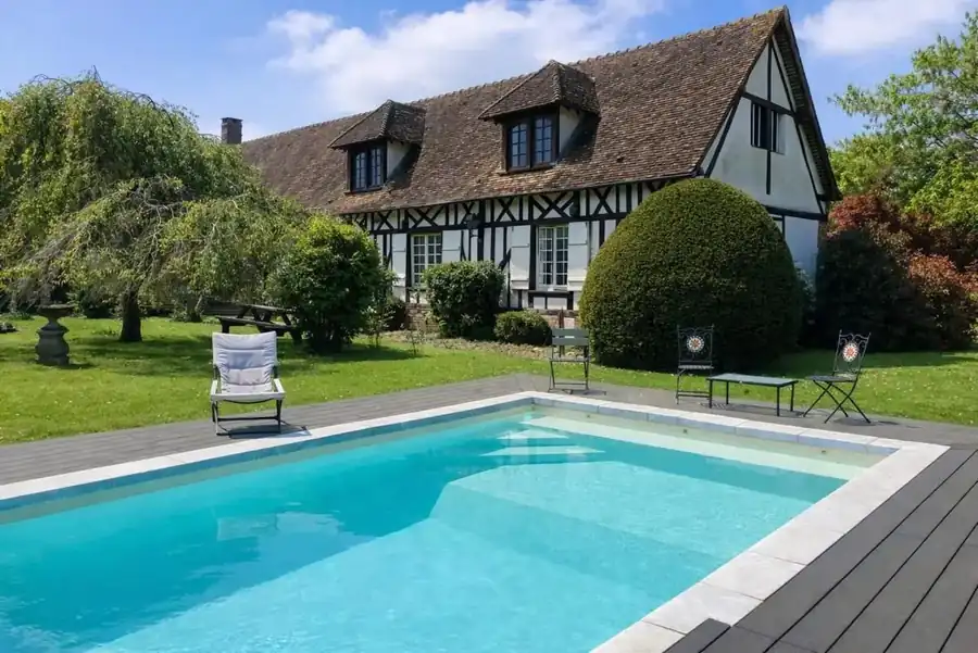 La piscine ouverte et le jardin